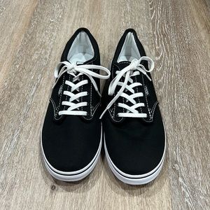 VANS LOWTOPS,  WOMANS SIZE 11, BLACK AND WHITE NEW!!!!